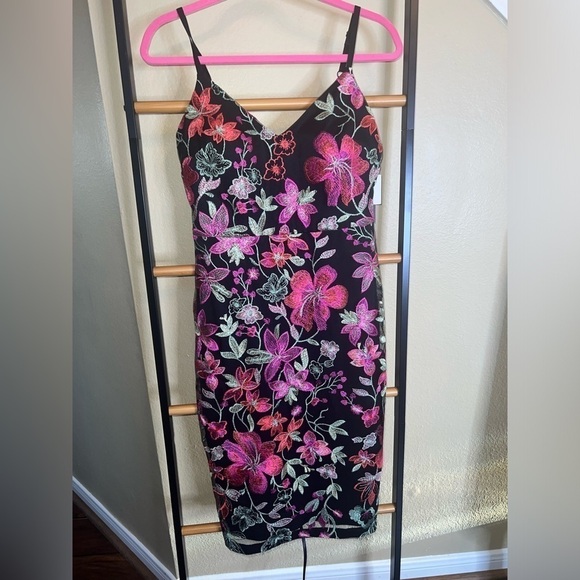 New ▶️ GUESS ◀️ Women's Floral Embroidered V-Neck Sheath Dress Size 4 - Picture 8 of 17